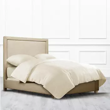 Кровать Stockton из массива с обивкой бежевого цвета