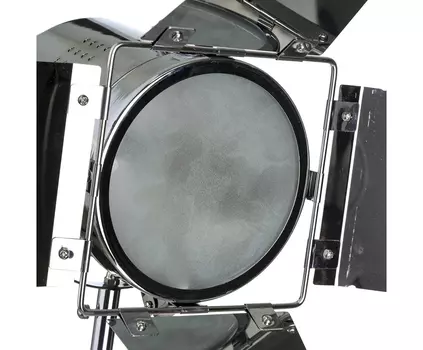 Лампа напольная на треножнике