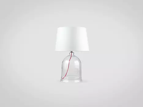 Лампа настольная с белым абажуром