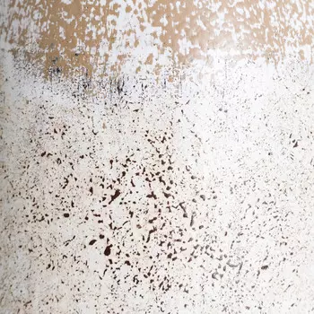 Металлическая ваза бело-бежевого цвета