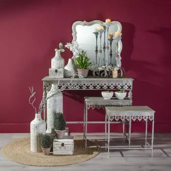 Металлическая ваза белого цвета