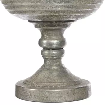 Металлическая ваза серебряного цвета