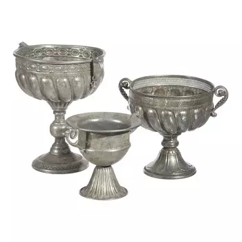 Металлическая ваза серебряного цвета