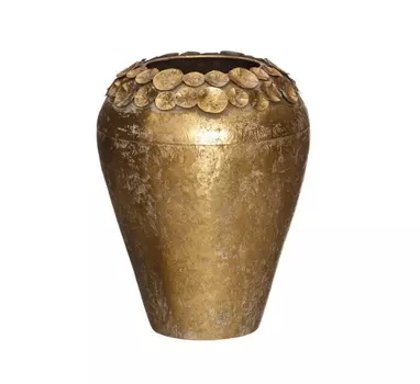 Металлическая ваза золотого цвета