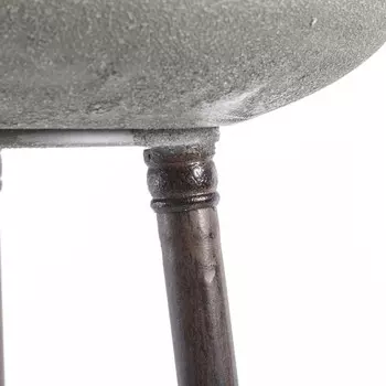 Металлическое кашпо на подставке серого цвета