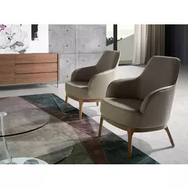 Мягкое кресло бежевого цвета