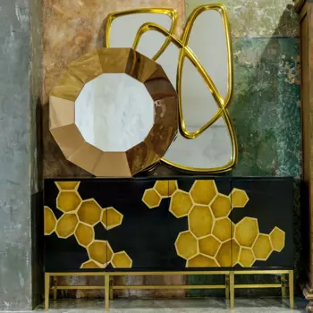 Настенное зеркало энигма в раме золотого цвета