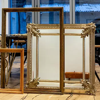 Настенное зеркало бордо цвета шампань