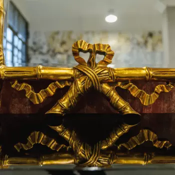 Настенное зеркало феличе в раме золотого цвета