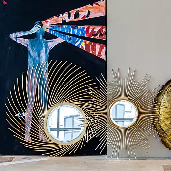 Настенное зеркало фиджи золотого цвета