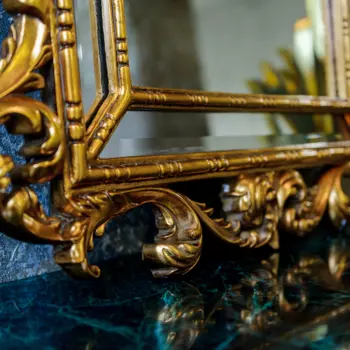 Настенное зеркало флорентин в раме золотого цвета