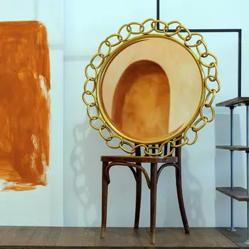 Настенное зеркало голди в раме золотистого цвета