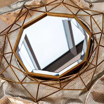 Настенное зеркало леонардо золотого цвета