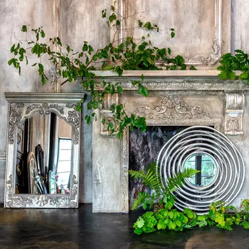 Настенное зеркало селена в раме из полиуретана