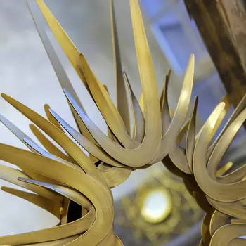 Настенное зеркало стелла в раме цвета латуни