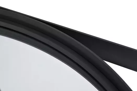 Настенное зеркало в металлической раме