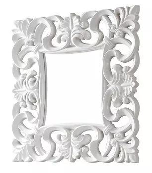 Настенное зеркало в раме белого цвета