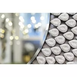 Настенное зеркало в раме из кристаллов