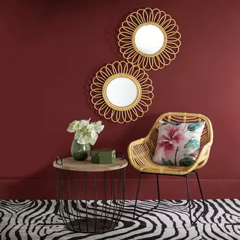 Настенное зеркало в раме из ротанга