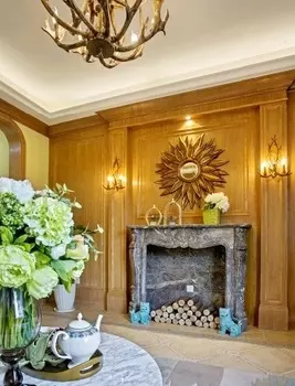 Настенное зеркало в раме модерн Peony