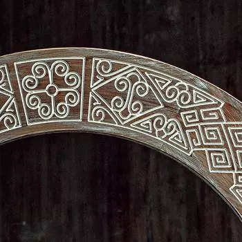 Настенное зеркало в раме Papua Circle Brown из массива сосны