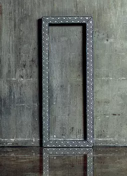 Настенное зеркало в раме Papua Tria Black