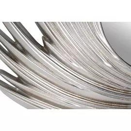 Настенное зеркало в раме серебряного цвета