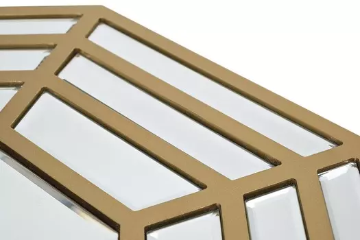 Настенное зеркало в раме золотого цвета