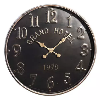 Настенные часы из металла черного цвета