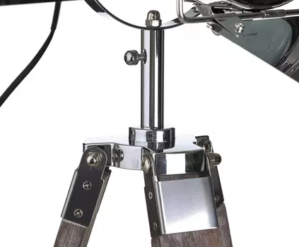 Настольная лампа на треножнике