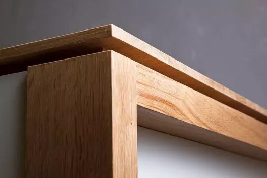 Обеденный стол из массива дуба с белыми царгами