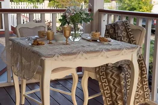 Обеденный стол из массива с фигурным основанием