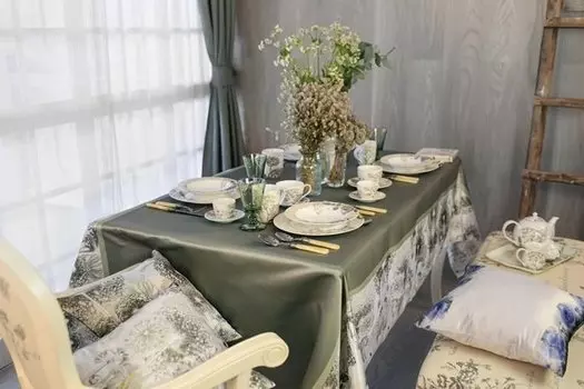 Обеденный стол из массива с фигурным основанием