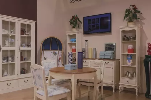 Обеденный стол из массива с фигурным основанием