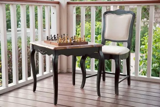 Обеденный стол из массива с фигурным патинированным основанием