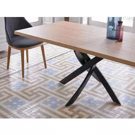 Обеденный стол на стальных ножках черного цвета