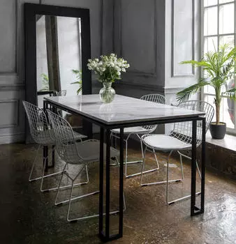 Обеденный стол с мраморной столешницей
