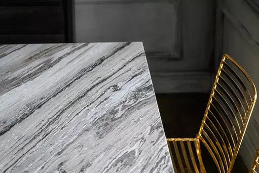 Обеденный стол с мраморной столешницей