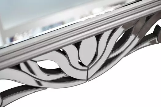 Обеденный стол с зеркальной столешницей