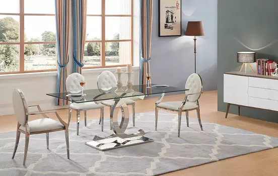 Обеденный стул с белой обивкой