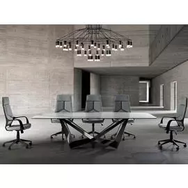 Офисное кресло серого цвета