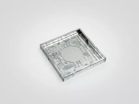 Поднос зеркальный декорированный вставками из зеркального стекла 41x41x5 см