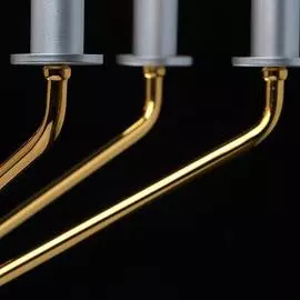 Подвесная люстра атмосфера золотого цвета