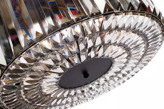 Подвесная люстра с плафоном из стекла