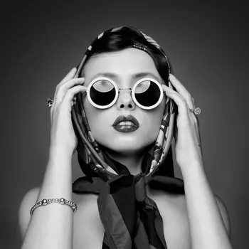 Постер женщина в очках 70х70