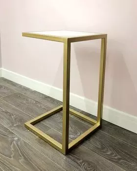 Прикроватный столик золотистого цвета со светлой столешницей