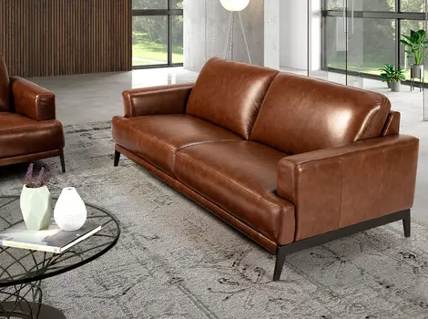 Прямой диван с кожаной обивкой