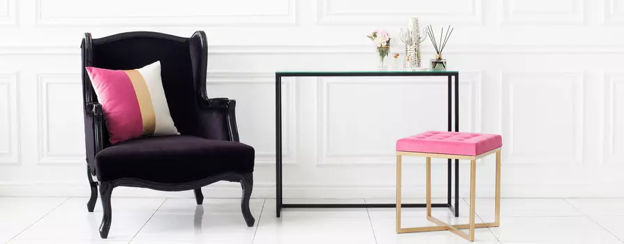 Пуф розовый с металлическими ножками