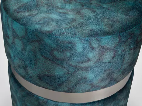 Пуф с металлической окантовкой