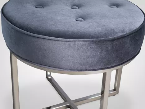 Пуф с велюровой обивкой